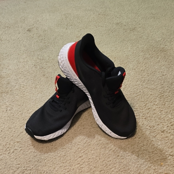 Nike Black and Red Athletic Shoes - Picture 6 of 7